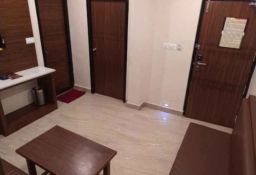 جناح جونيور عائلى, White Boutique