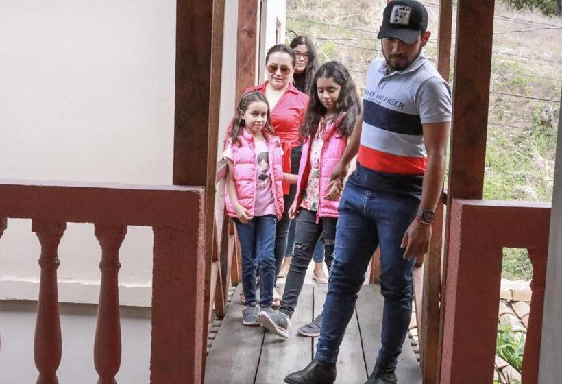 اتاق لوکس با بالکن, Rosalila