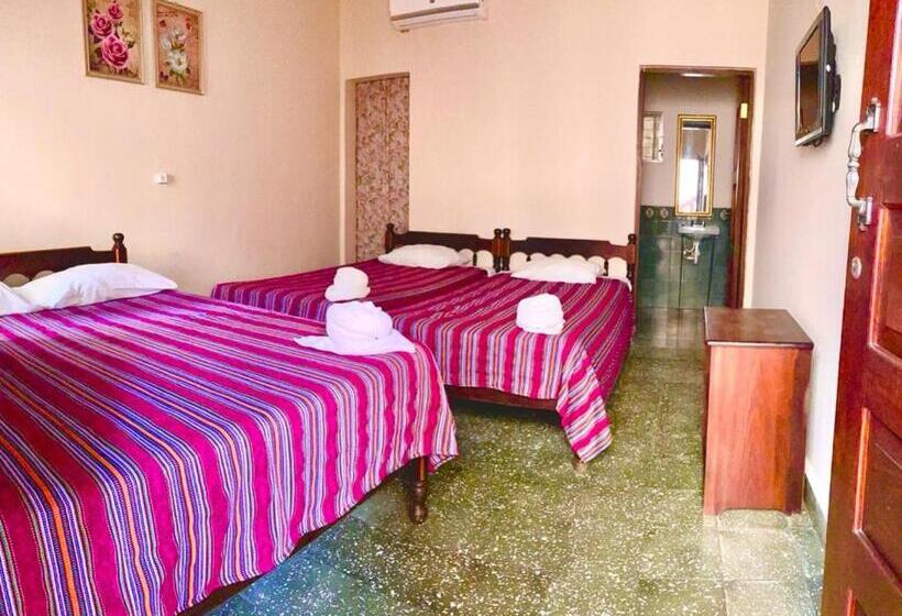 اتاق خانوادگی, Rosalila