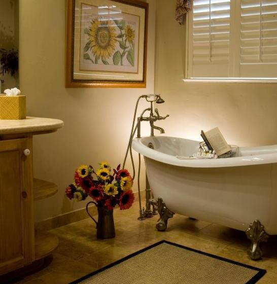 سوئیت مدیریتی 2 خوابه, Carmel Country Inn