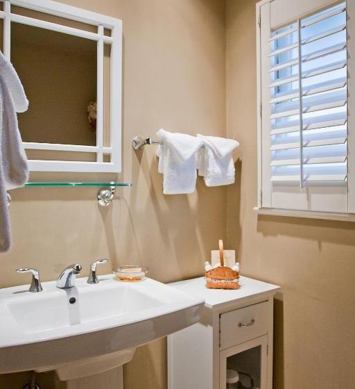 استودیوی استاندارد, Carmel Country Inn