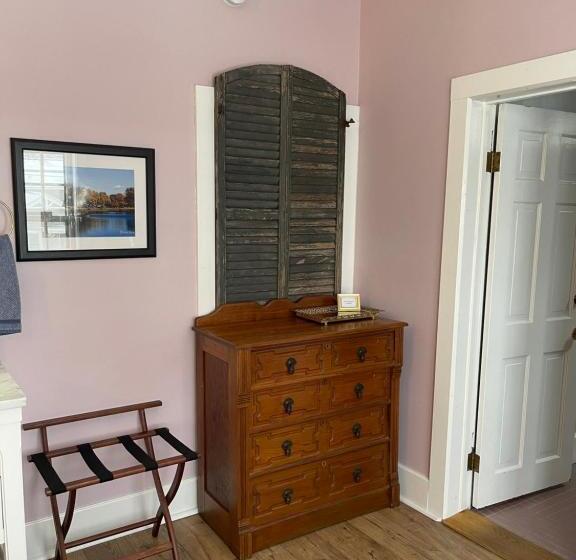 غرفة قياسية مزوَّدة بجاكوزي, Carriage House Bed & Breakfast