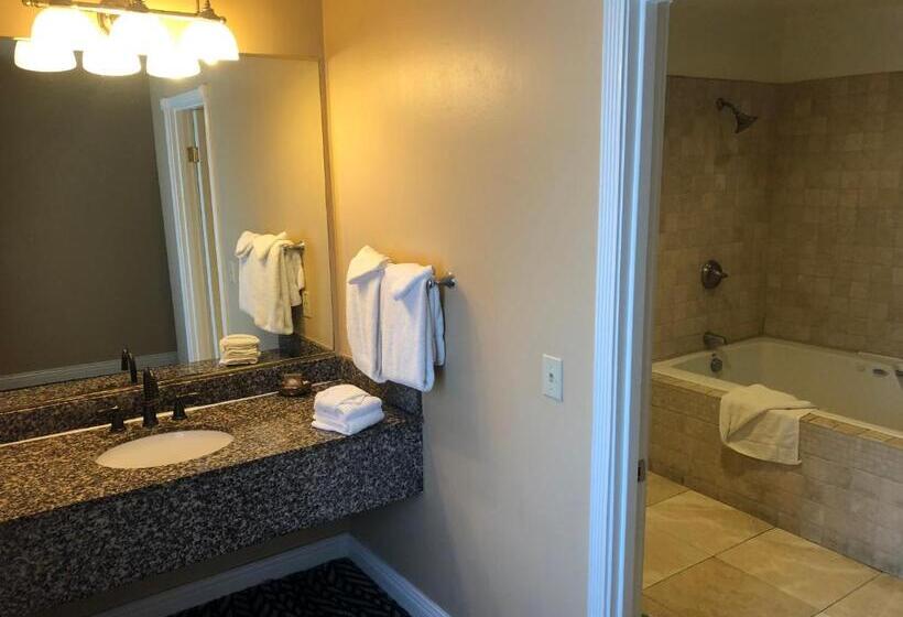 מיטת קינג בסוויטה, Cliff House Inn