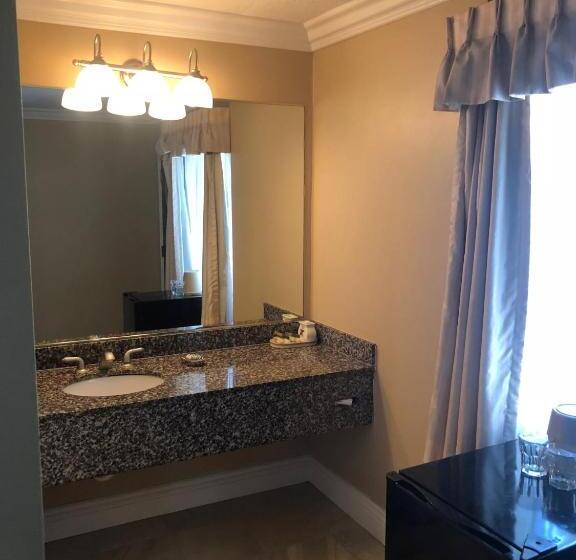 מיטת קינג בסוויטה, Cliff House Inn