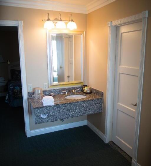 מיטת קינג בסוויטה, Cliff House Inn