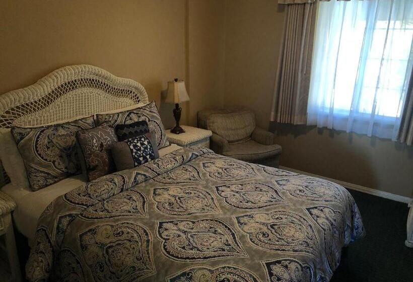 מיטת קינג בסוויטה, Cliff House Inn