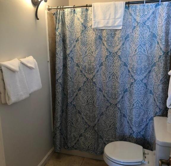 מיטת קינג בסוויטה, Cliff House Inn