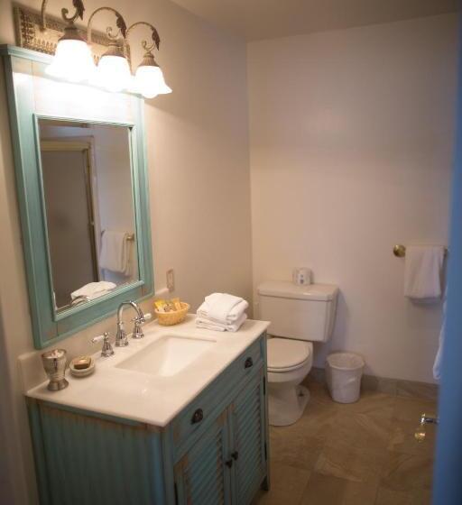 מיטת קינג בסוויטה, Cliff House Inn