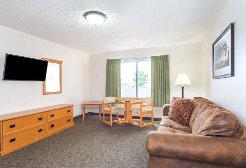 스위트, Super 8 By Wyndham Salina/scenic Hills Area