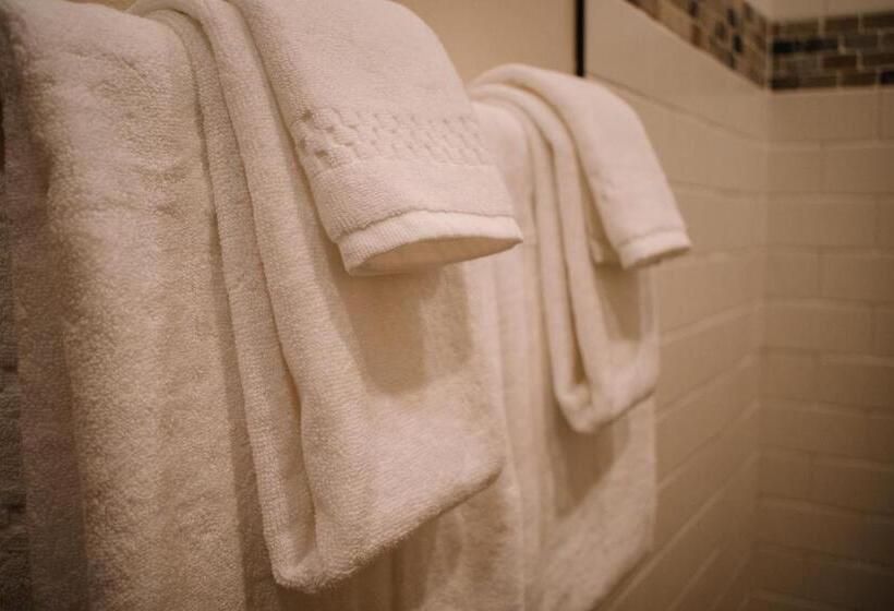 جناح سرير كينج, The Lodge At Mauston