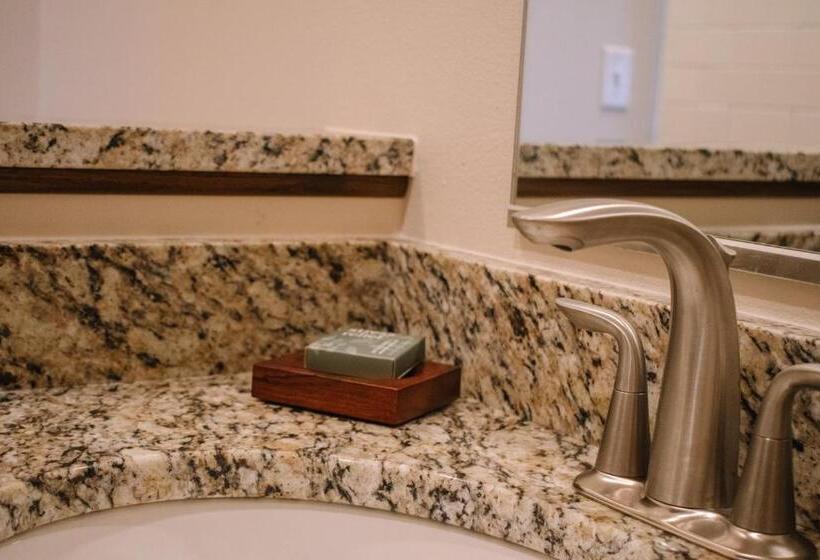 جناح سرير كينج, The Lodge At Mauston