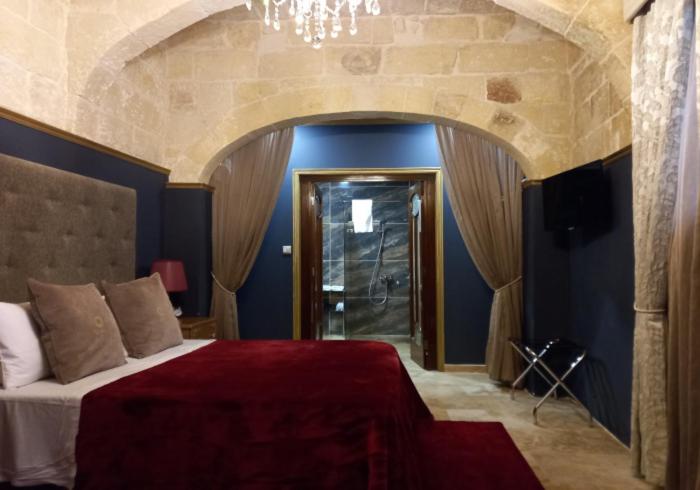 استودیوی استاندارد, Julina Boutique Living