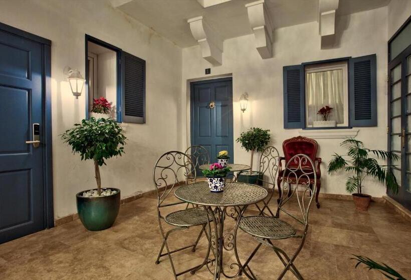 استودیوی استاندارد, Julina Boutique Living