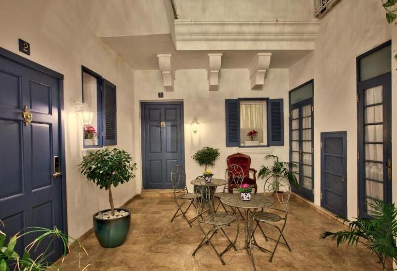 استودیوی استاندارد, Julina Boutique Living