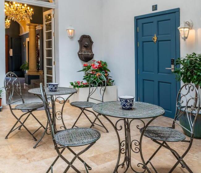 استودیوی استاندارد, Julina Boutique Living