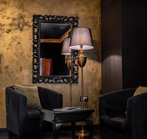 سوییت, Julina Boutique Living