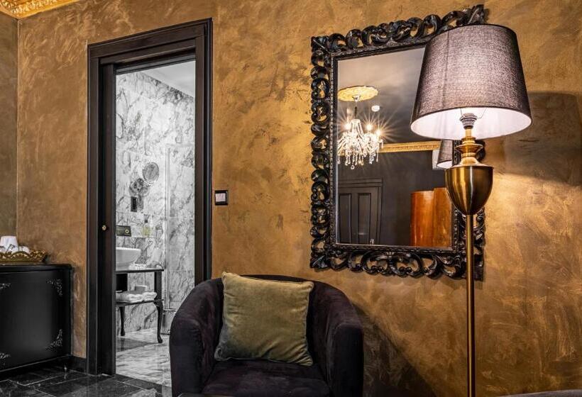 سوییت, Julina Boutique Living