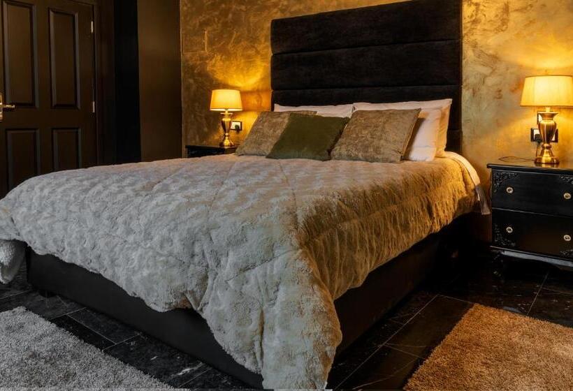 سوییت, Julina Boutique Living