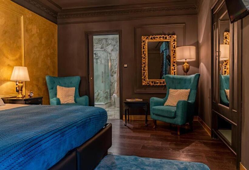 سوییت, Julina Boutique Living