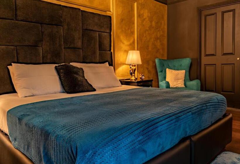 سوییت, Julina Boutique Living