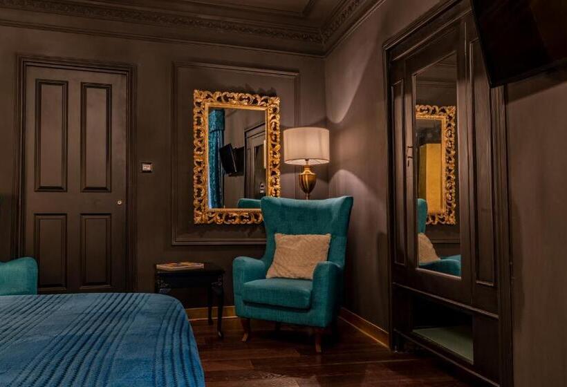 سوییت, Julina Boutique Living