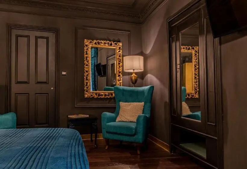 سوییت, Julina Boutique Living