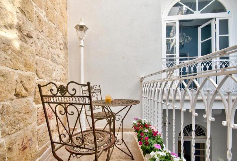 سوییت جونیور با بالکن, Julina Boutique Living