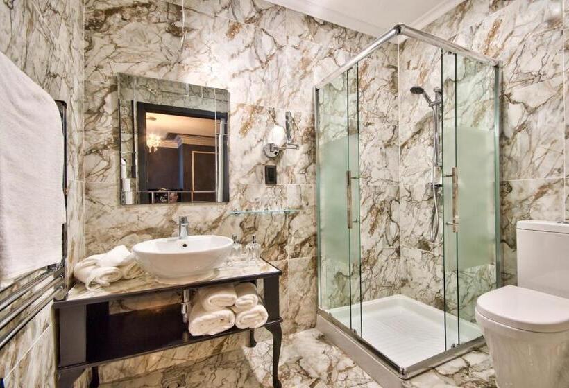 سوییت جونیور با بالکن, Julina Boutique Living