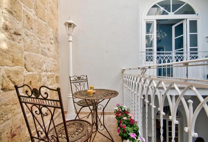 سوییت جونیور با بالکن, Julina Boutique Living