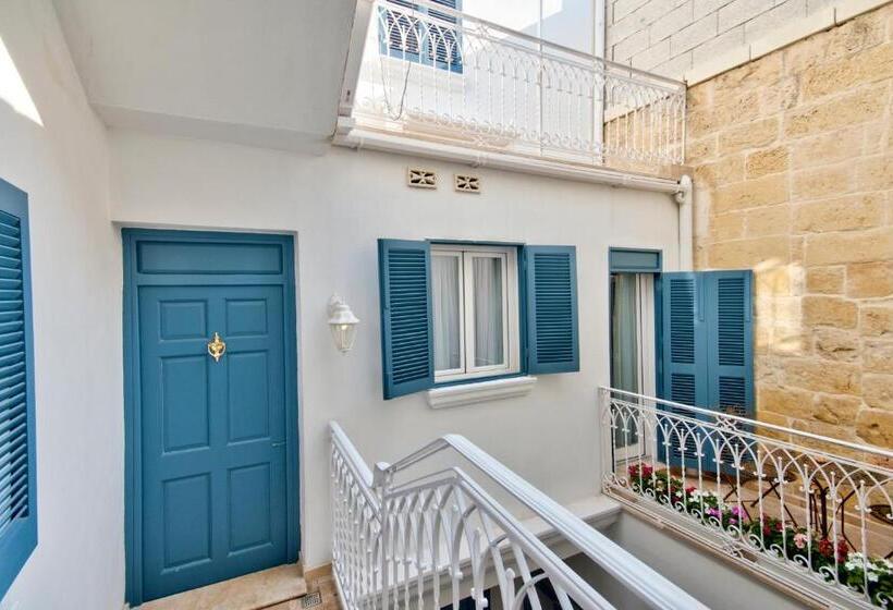 سوییت جونیور با بالکن, Julina Boutique Living