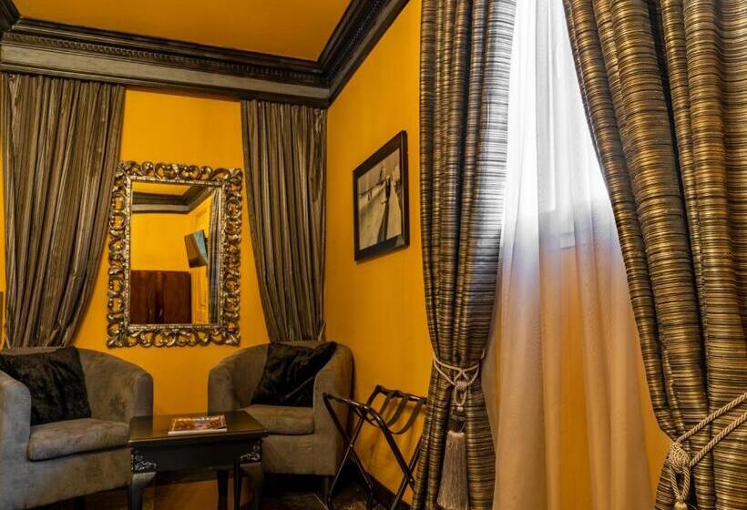 سوییت جونیور با بالکن, Julina Boutique Living