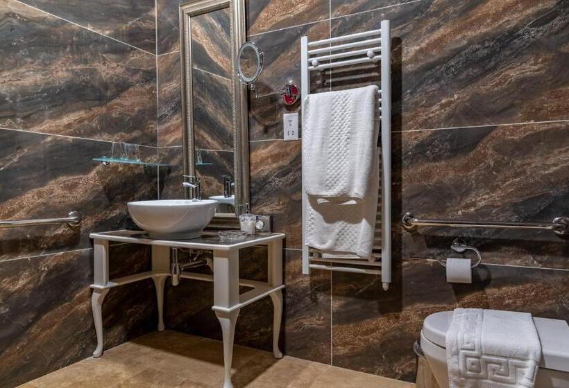 استودیوی استاندارد, Julina Boutique Living