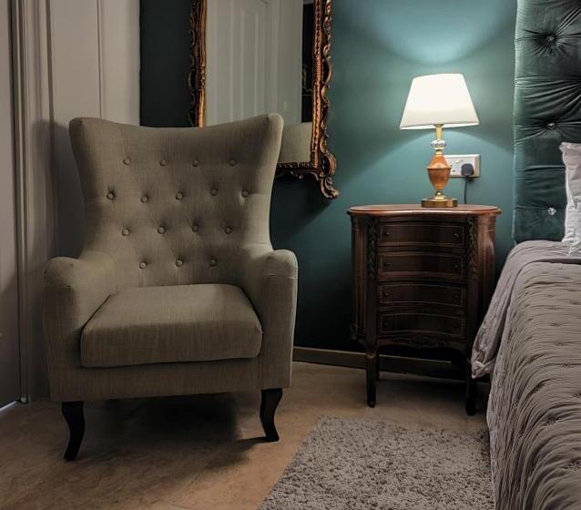 استودیوی استاندارد, Julina Boutique Living