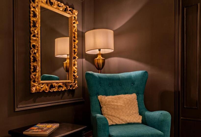 سوییت, Julina Boutique Living