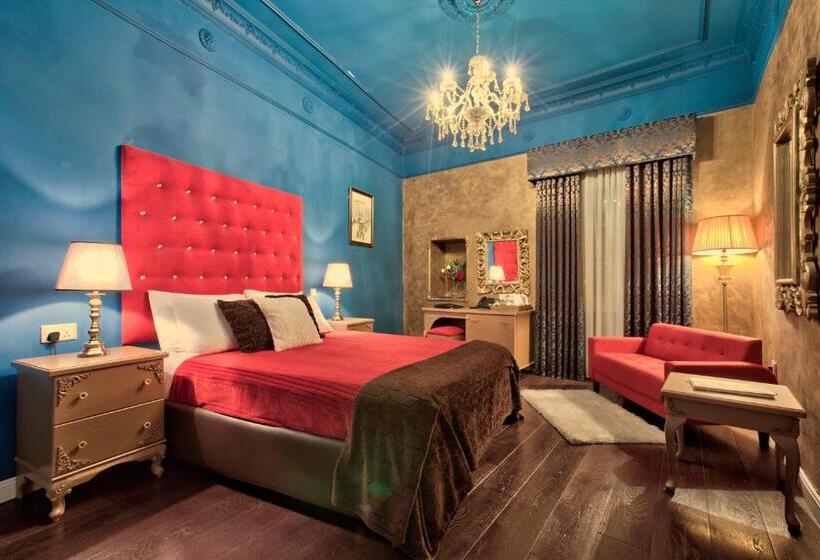 سوییت, Julina Boutique Living