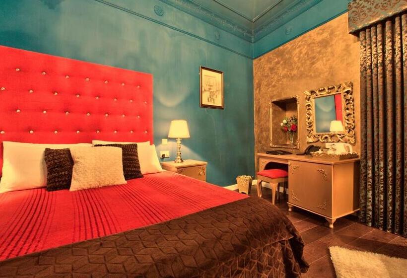 سوییت, Julina Boutique Living