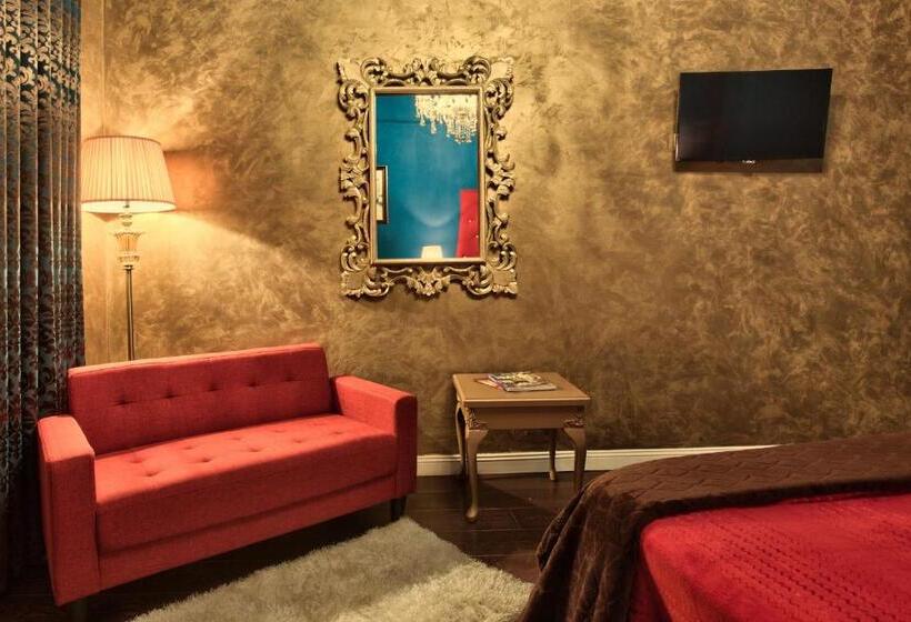 سوییت, Julina Boutique Living