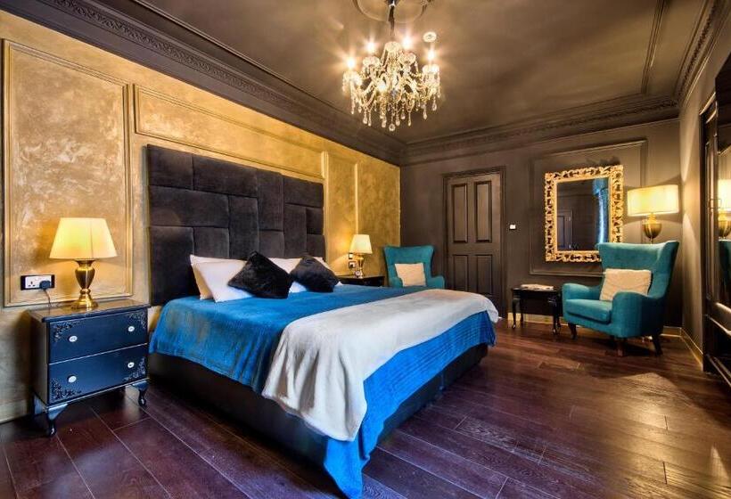 سوییت, Julina Boutique Living