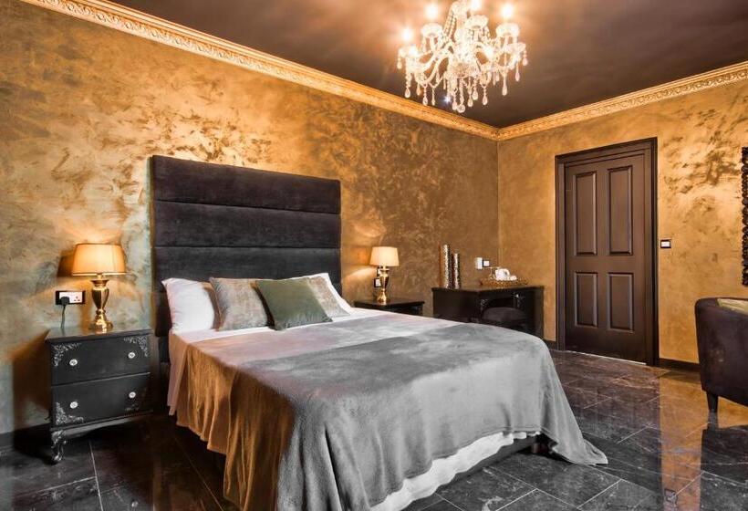 سوییت, Julina Boutique Living