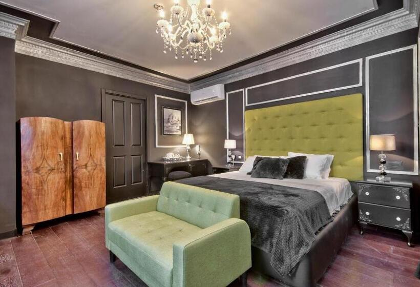 سوییت جونیور با بالکن, Julina Boutique Living