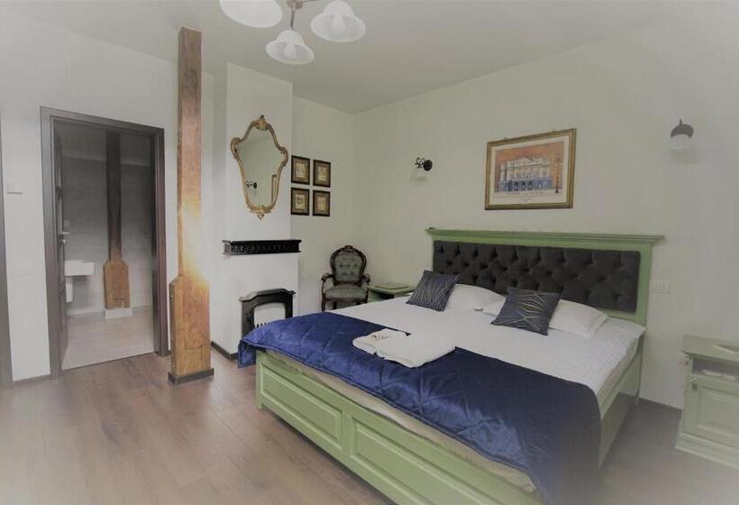 标准间, La Curtea Domneasca