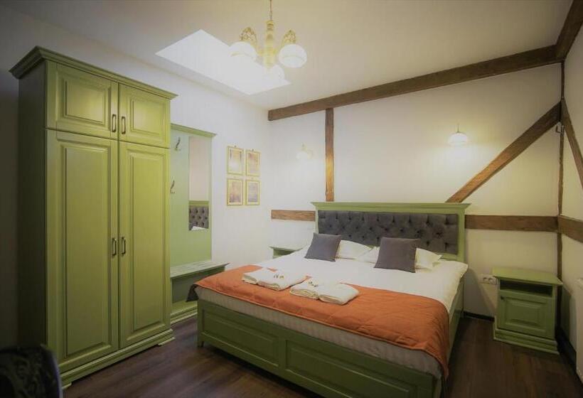 标准间, La Curtea Domneasca