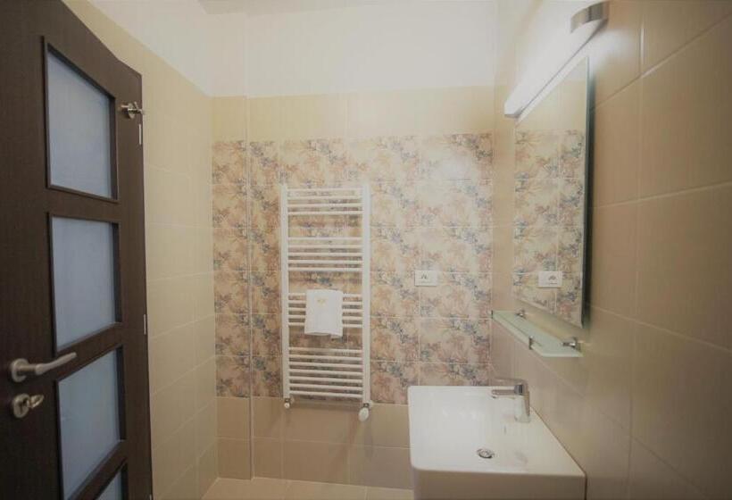 标准间, La Curtea Domneasca