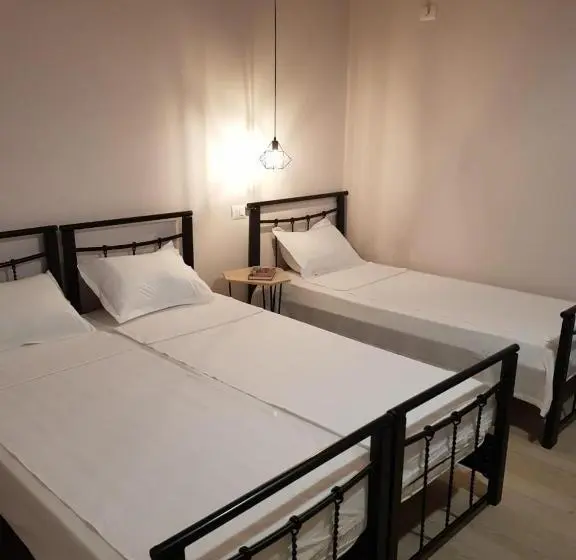 اتاق استاندارد سه نفره, Dimitri Guest House