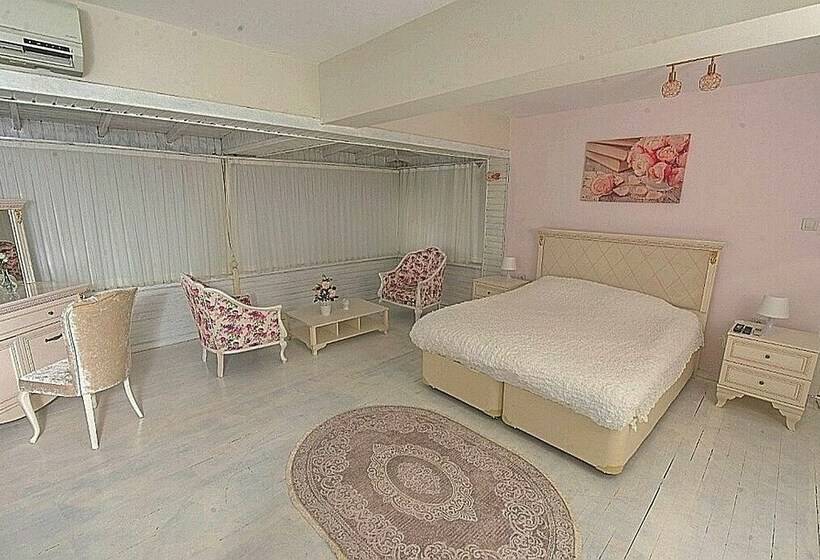 غرفة قياسية مزوَّدة بشُرفة, Beyaz Ev Butik Otel Masukiye