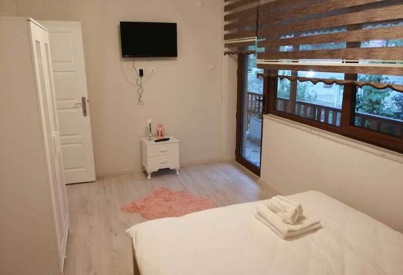 غرفة قياسية مزوَّدة بشُرفة, Beyaz Ev Butik Otel Masukiye