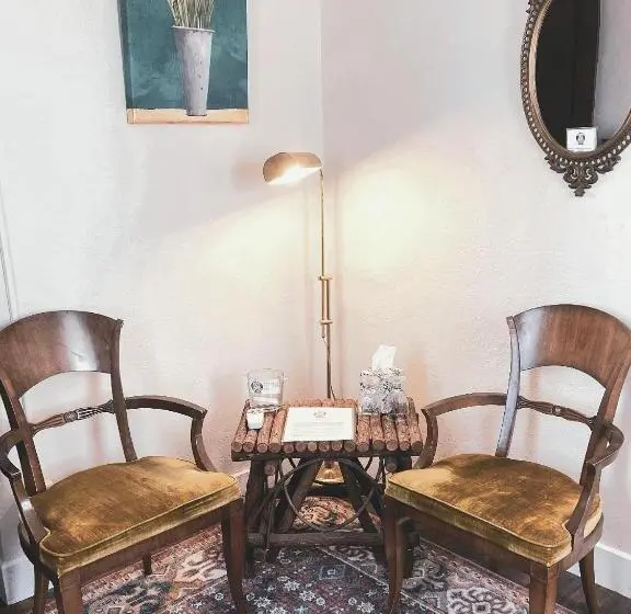 3 Bedroom Suite, Oddfellow Inn & Farm