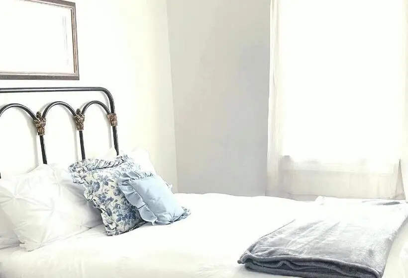 3 Bedroom Suite, Oddfellow Inn & Farm