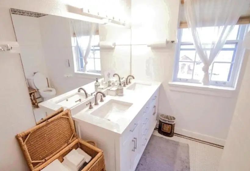 3 Bedroom Suite, Oddfellow Inn & Farm