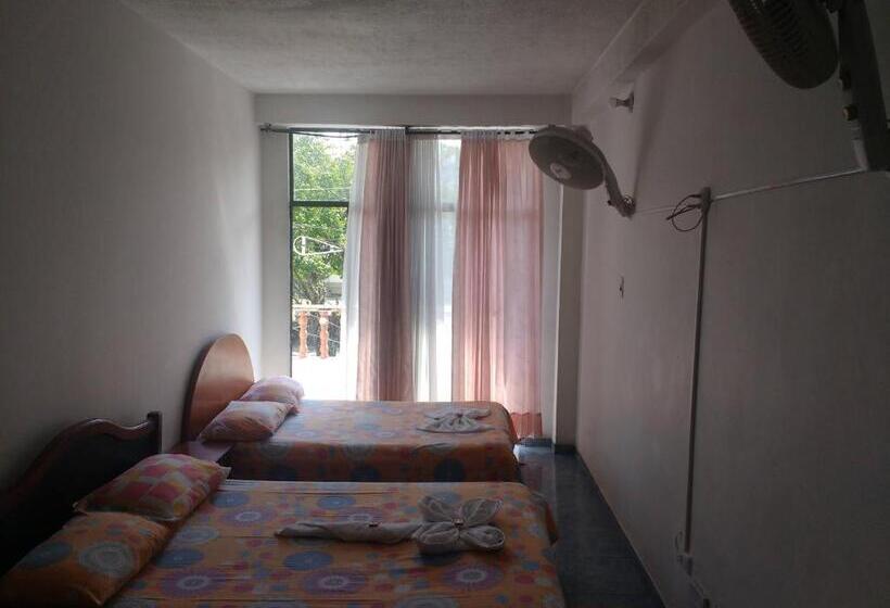 חדר קומפורט לשלושה, La Fontana